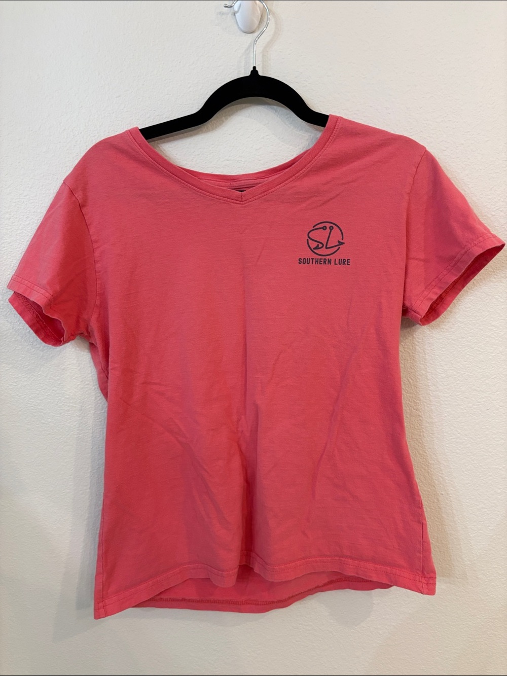 Southern Lure Women’s Coral V-Neck Short Sleeve Graphic Tee Size L